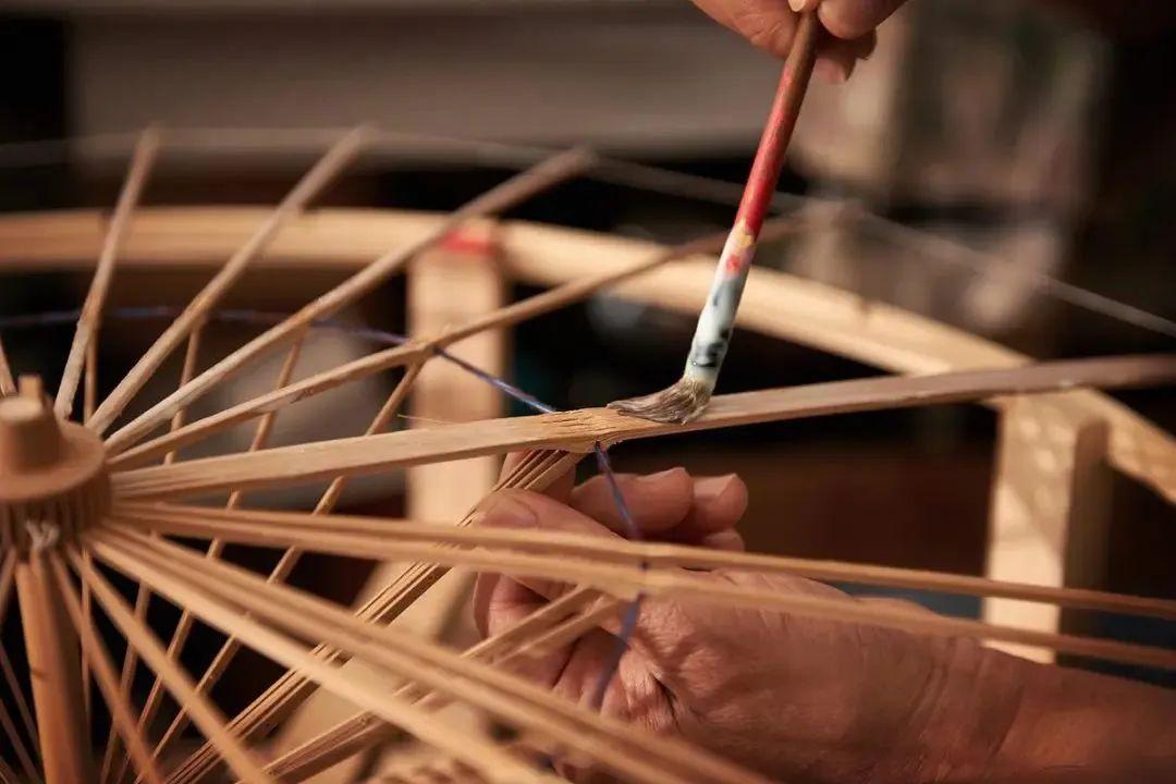 “撐開一把傘,收攏一節竹”--記國家級非遺·浙江杭州西湖綢傘