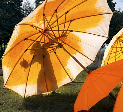 安徽涇縣制傘人家,工人在對(duì)傘布油。 - 我的相冊(cè) - 大眾攝影網(wǎng)