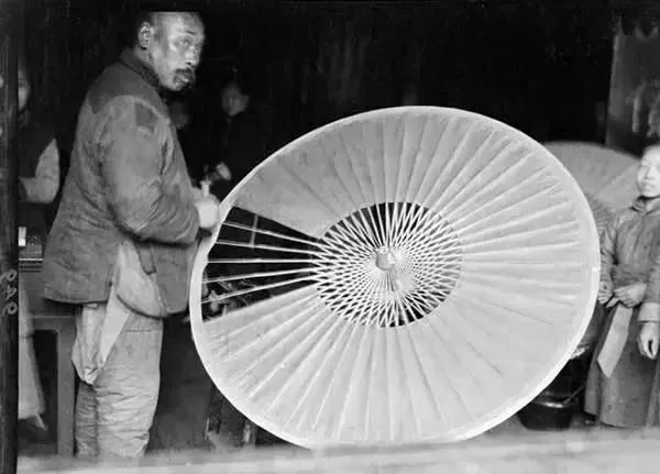 1984年,鞋盒里發現的老照片轟動世界,最后一張驚呆了!